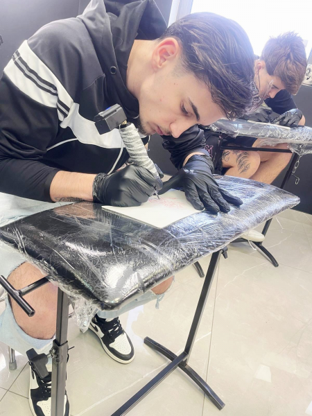 Practica in cadrul cursului de tatuator 